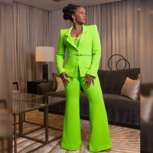 Teyonah Parris Instagram - Happy to have partnered with @boxlunchgifts for the opportunity to attend the #BoxLunchHolidayGala celebrating their collaboration with @feedingamerica and the incredible work they are doing to end hunger in our local communities. Truly an honor to present the 'Community Outreach' Award!! And thank you so very much for all that you do!! 🖤🖤🖤