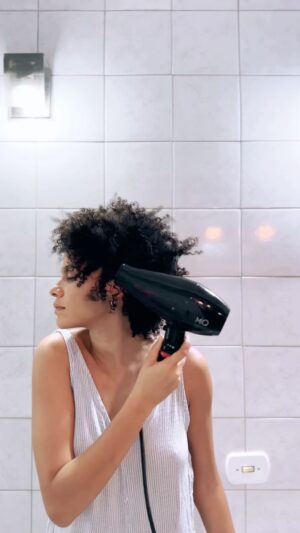 Thais Lago Instagram - Meu cabelo e suas múltiplas personalidades. Dependendo como ele tá o meu humor muda. Totalmente influenciada. Por isso que o combinado é, ter sempre uns dias de cuidado só pra ele. 😁🫶🏾✨