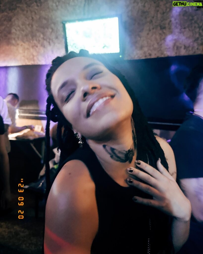 Thais Lago Instagram - E no fim a gente canta e dança 🦇✨❤️‍🔥