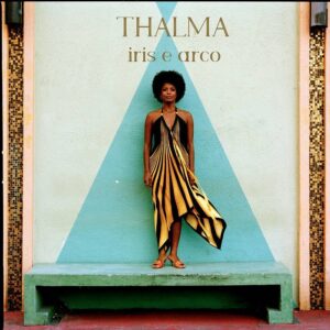Thalma de Freitas Instagram - Disponível no www.Brazilla.org

* Iris and Arco *

música de
@guilhermeheld 
@thalma
@tiganasantanaoficial 

Photo: B   @bpleasel 

Thalma de Freitas, voz
@maestro.laercio.de.freitas, piano
@arismusico1 , guitarra 
@thiagoespiritosanto , baixo and violão 
@carlosbala_ , bateria 

Letra:

Hoje vou descansar, o corpo da ilusão
Feito estrada aberta e céu de quase intenção
A roupa que se quer, veste o que é vastidão
No cetim da tarde já é tarde no chão
Do corpo, ilusão
Tenho as coisas na mão
Mas nunca quis celebração
Nem verso, nem verão
Nem, não
Só as cores que estão
Dentro da gota de nada
Que pode tudo querer
Cor de ventar a água
Quando chorar quer nascer
E andar na face espantada
Com a imagem que se verter
E se for minha a mágoa
E se for como se perder
No corpo, ilusão
Tenho dúvida então
Nunca vou despertar
Nem nunca vou cansar
Nem nunca iludir
Para ser segredo eu nunca vou me vestir
Dou-lhe meu corpo são
Como quem quer partir
Empunhei o arco para a iris ferir