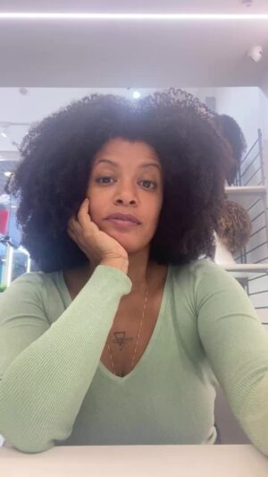 Thalma de Freitas Instagram - Visitando @de_benguela ❣️
@thaisramosblanes resignificando a ética & estética afro-cabeleireira brasileira, uma cabeça por vez 😉😍😘😘😘😘