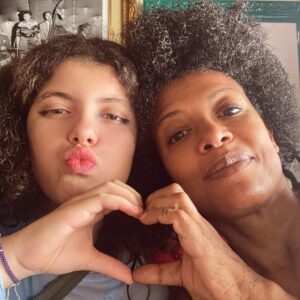 Thalma de Freitas Instagram - Filhos? Não recomendo.
Porém … É muito legal amar alguém tanto assim . ❤️🩷

Toda mãe deveria ser subsidiada pelo governo . 

Thanks @bpleasel 🍀❣️

Asé