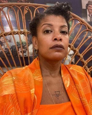 Thalma de Freitas Instagram - Posição da cabeça é tudo. 
Laranja é minha cor. 
Esse é o post.