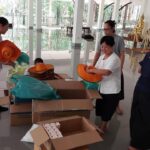 Thanaporn Wagprayoon Instagram - • จดหมายข่าวมูลนิธิภูผาธรรม • เรื่อง การเตรียมงานบริจาคชุดยังชีพ ในวันที่ 16 พ.ค. 2567 กราบเรียนท่านพระวินณ์ และเรียนทุกท่านค่ะ วันนี้มูลนิธิภูผาธรรมเตรียมงานบริจาคชุดยังชีพต้อนรับเปิดเทอม ซึ่งจะจัดขึ้นในวันที่ 16 พ.ค. 2567 ให้แก่ :- 1. โรงเรียนบ้านหินเพิง 150 ชุด 2. โรงเรียนปางโก 77 ชุด โดยมีแม่บุญนำพาน้องๆ ที่ภูผาธรรมจัดทำชุดยังชีพเพื่อเตรียมบริจาคเสร็จเรียบร้อยนะคะ **หมายเหตุ: โรงเรียนปางโกมีครู นักเรียน และ พนักงานทำความสะอาด รวมประมาณ 77 คน จึงจัดชุดยังชีพ จำนวน 77 ชุดค่ะ