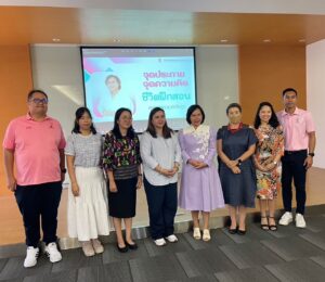 Thanaporn Wagprayoon Instagram - วันดีๆที่มีคุณค่าอีกหนึ่งวัน🙏 ขอบคุณผู้อำนวยการและคณาจารย์โรงเรียนสาธิตจุฬา ที่ให้โอกาสได้ไปให้แรงบันดาลใจกับนิสิตสาขาต่างๆจากคณะครุศาสตร์ จุฬาลงกรณ์ มหาวิทยาลัย การไปพูดคุยในฐานะรุ่นพี่เก่าที่เคยออกฝึกสอน ทำให้หวลระลึกถึงตอนที่ได้เป็นครูฝึกสอน ว่าเป็นช่วงเวลาที่สนุก เครียดกังวล กับบทบาทครูในชุดนิสิต ซึ่งน้องๆรุ่นนี้ก็มีความกังวลเฉกเช่นเดียวกันค่ะ การเป็นครูไม่ใช่งานง่ายเลย เป็นงานละเอียด และมีมิติทับซ้อนมาก ท่านใดที่ดำรงตนทรงความเป็นครูอยู่ ขอคารวะในหัวใจและจิตวิญญาณความเป็นครู กับงานที่ต้องมีหัวใจที่ยิ่งใหญ่สอดคล้องไปกับบริบทนโยบายการศึกษา ต้องเล่นแร่แปรธาตุในการเรียน การสอน ปรับกระบวนการสอนอยู่เสมอๆ วันนี้สนุกมากเลยที่ได้ไปพูดคุยกับน้องๆ ขอให้น้องๆทุกคนสนุกกับการฝึกสอน และเก็บเกี่ยวเป็นประสบการณ์สืบไว้ เมื่อใดได้เป็นครูจริงๆ เราจะต้องพบอะไรอีกมากมายที่โยงใยกันมิรู้จบ 

“ครูที่สามารถสอนศิษย์ให้เก่งกว่าตนเองได้ นั่นคือครูที่เยี่ยมยอดในใจข้าพเจ้า”

🙏 ขอกราบคารวะจิตวิญญาณครูทุกชั้นภูมิค่ะ

 “กล้วยไม้มีดอกช้า  ฉันใด 
การศึกษาเป็นไปเช่นนั้น 
แต่ออกดอกคราใด งามเด่น 
งานสั่งสอนปลูกปั้น……….
เสร็จแล้ว…… แสนงาม ” 🙏🥹