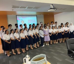 Thanaporn Wagprayoon Instagram - วันดีๆที่มีคุณค่าอีกหนึ่งวัน🙏 ขอบคุณผู้อำนวยการและคณาจารย์โรงเรียนสาธิตจุฬา ที่ให้โอกาสได้ไปให้แรงบันดาลใจกับนิสิตสาขาต่างๆจากคณะครุศาสตร์ จุฬาลงกรณ์ มหาวิทยาลัย การไปพูดคุยในฐานะรุ่นพี่เก่าที่เคยออกฝึกสอน ทำให้หวลระลึกถึงตอนที่ได้เป็นครูฝึกสอน ว่าเป็นช่วงเวลาที่สนุก เครียดกังวล กับบทบาทครูในชุดนิสิต ซึ่งน้องๆรุ่นนี้ก็มีความกังวลเฉกเช่นเดียวกันค่ะ การเป็นครูไม่ใช่งานง่ายเลย เป็นงานละเอียด และมีมิติทับซ้อนมาก ท่านใดที่ดำรงตนทรงความเป็นครูอยู่ ขอคารวะในหัวใจและจิตวิญญาณความเป็นครู กับงานที่ต้องมีหัวใจที่ยิ่งใหญ่สอดคล้องไปกับบริบทนโยบายการศึกษา ต้องเล่นแร่แปรธาตุในการเรียน การสอน ปรับกระบวนการสอนอยู่เสมอๆ วันนี้สนุกมากเลยที่ได้ไปพูดคุยกับน้องๆ ขอให้น้องๆทุกคนสนุกกับการฝึกสอน และเก็บเกี่ยวเป็นประสบการณ์สืบไว้ เมื่อใดได้เป็นครูจริงๆ เราจะต้องพบอะไรอีกมากมายที่โยงใยกันมิรู้จบ 

“ครูที่สามารถสอนศิษย์ให้เก่งกว่าตนเองได้ นั่นคือครูที่เยี่ยมยอดในใจข้าพเจ้า”

🙏 ขอกราบคารวะจิตวิญญาณครูทุกชั้นภูมิค่ะ

 “กล้วยไม้มีดอกช้า  ฉันใด 
การศึกษาเป็นไปเช่นนั้น 
แต่ออกดอกคราใด งามเด่น 
งานสั่งสอนปลูกปั้น……….
เสร็จแล้ว…… แสนงาม ” 🙏🥹