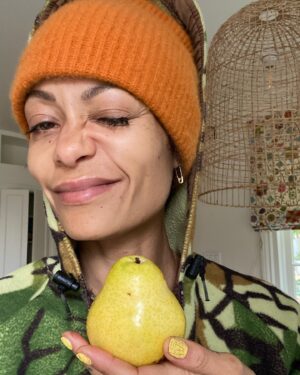 Thandiwe Newton Instagram - Pears, man.

*Swoon*

You feel me? 🤤

Slow Food. Seasonal Picking. Harmony. 

Ubuntu 🙏🏽