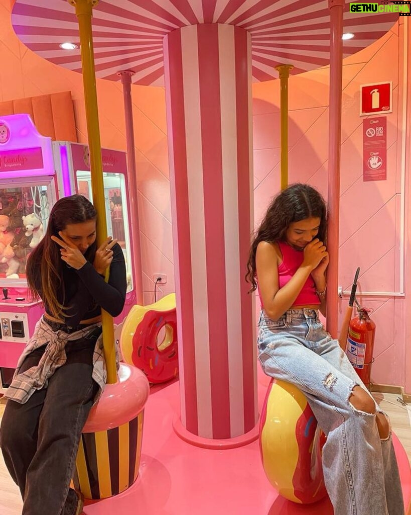 Thati Lopes Instagram - Foi só um passeio de shopping cuidando da sobrinha numa noite de sexta. 🧡