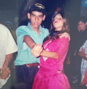 Thati Lopes Instagram - Hoje é dia de @marcelohml 
São mts fotos, mts momentos 
Como essa sequência! 
Prontos e penteados indo pra Globo! 
Chegando ao Vídeo Game da Angélica 
De noite encontrando uma galera na “festa do brega” 
Aaaaaaah os 15 
E a última mt bem tb aos 35! 
Te amo! Parabéns!