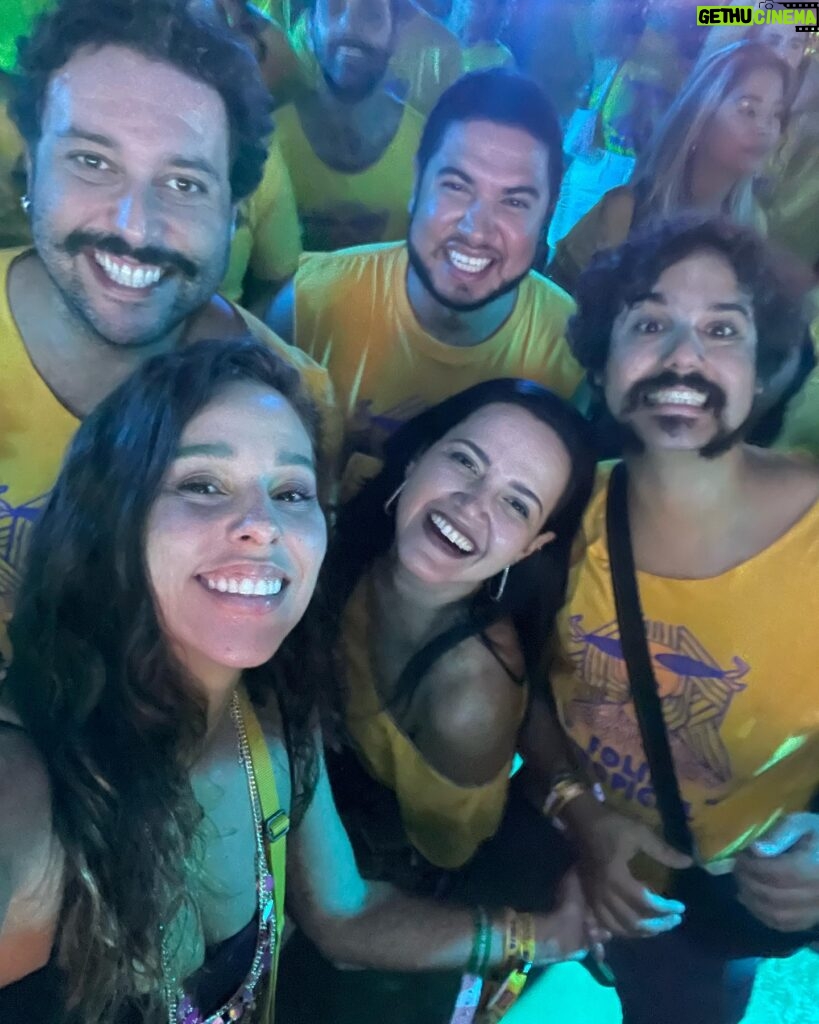 Thati Lopes Instagram - @foliatropical obrigada pelos ótimos momentos! Vlw @jaffersoares @rodrigorodriguesator O último vídeo que me emocionou demais! O amor de quem ama o carnaval. A saudade de quem nos ensinou a amar! Te amo @jujuneto e parabéns @eduardodlavor comemorando junto com a Viradouro. @georgesauma vivendo isso comigo. 🧡 @allureeventsatelier 😍