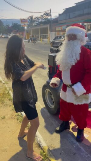 Thati Lopes Instagram - Pediu uma playlist e lá foi ele. Só pq gosta mesmo! Bom pra galera de Itaipuaçu que ganhou um Galo Noel!