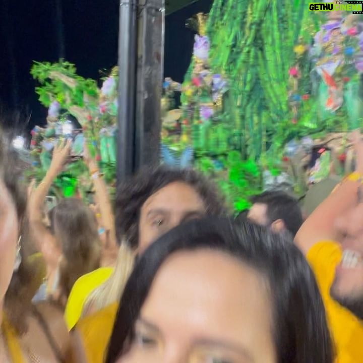 Thati Lopes Instagram - @foliatropical obrigada pelos ótimos momentos! Vlw @jaffersoares @rodrigorodriguesator O último vídeo que me emocionou demais! O amor de quem ama o carnaval. A saudade de quem nos ensinou a amar! Te amo @jujuneto e parabéns @eduardodlavor comemorando junto com a Viradouro. @georgesauma vivendo isso comigo. 🧡 @allureeventsatelier 😍