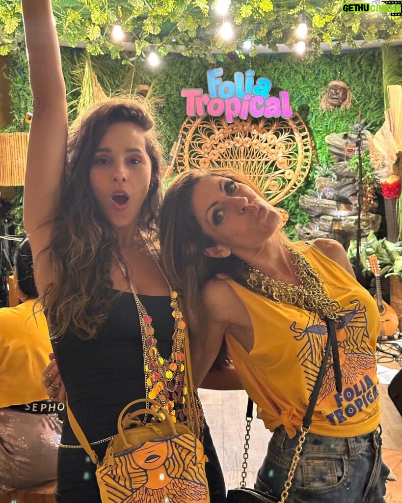 Thati Lopes Instagram - @foliatropical obrigada pelos ótimos momentos! Vlw @jaffersoares @rodrigorodriguesator O último vídeo que me emocionou demais! O amor de quem ama o carnaval. A saudade de quem nos ensinou a amar! Te amo @jujuneto e parabéns @eduardodlavor comemorando junto com a Viradouro. @georgesauma vivendo isso comigo. 🧡 @allureeventsatelier 😍