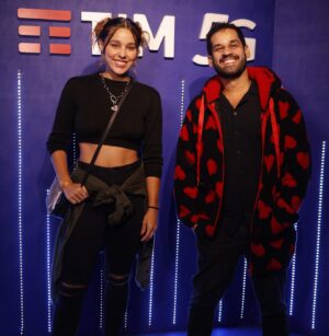 Thati Lopes Instagram - Hoje é dia de @marcelohml 
São mts fotos, mts momentos 
Como essa sequência! 
Prontos e penteados indo pra Globo! 
Chegando ao Vídeo Game da Angélica 
De noite encontrando uma galera na “festa do brega” 
Aaaaaaah os 15 
E a última mt bem tb aos 35! 
Te amo! Parabéns!