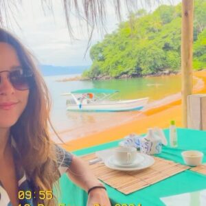 Thati Lopes Instagram - 🎉 Celebrando mais um ano de vida com gratidão e entusiasmo! Hoje nesse lugar lindo que descobrimos! Pronta para mergulhar de cabeça nesse novo ciclo. E vem coisa boa e diferente aí!  Assim como a harmonia de uma serenata com meu amor @georgesauma e um parabéns com pessoas lindas que encontrarmos no caminho. Momentos do agora pq a vida é agora! 🧡