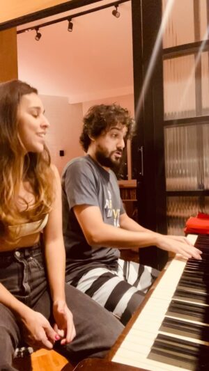 Thati Lopes Instagram - Chico e Gal estão diferentes 🥸 
Biscate com o Gê 🧡