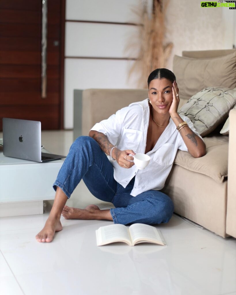 Thauny Raquel Instagram - Jeans e Branco é meu mood favorito para o dia a dia. E a @damyller nunca fica de fora quando o assunto é jeans, conforto e elegância. #meujeansdamyller #lookdodia #out