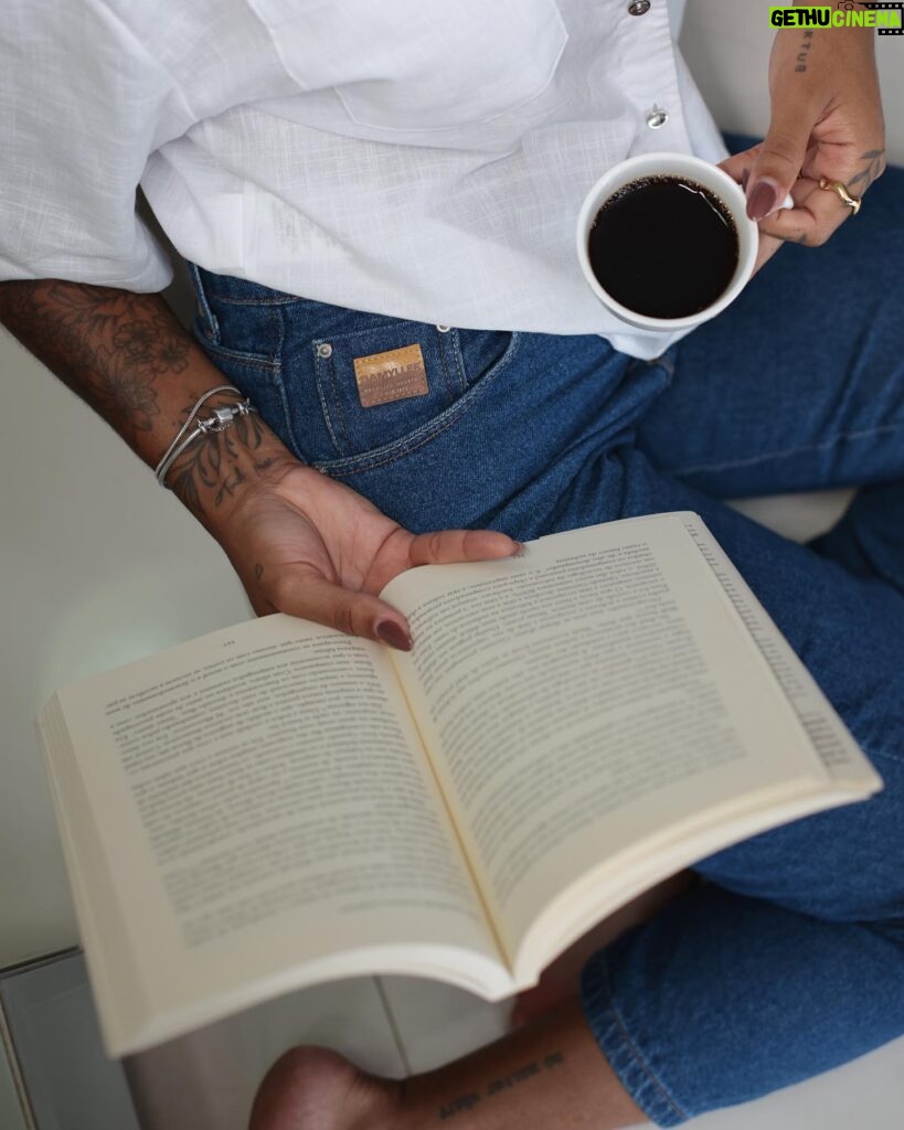 Thauny Raquel Instagram - Jeans e Branco é meu mood favorito para o dia a dia. E a @damyller nunca fica de fora quando o assunto é jeans, conforto e elegância. #meujeansdamyller #lookdodia #out