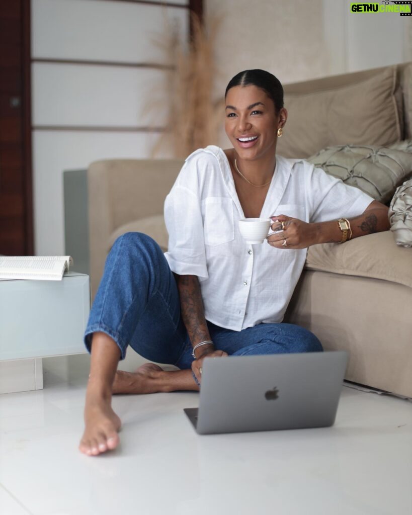 Thauny Raquel Instagram - Jeans e Branco é meu mood favorito para o dia a dia. E a @damyller nunca fica de fora quando o assunto é jeans, conforto e elegância. #meujeansdamyller #lookdodia #out