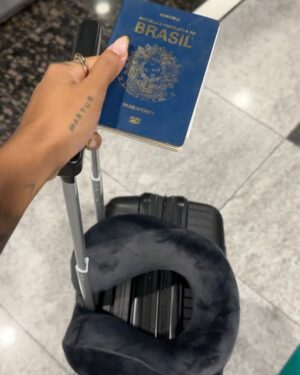 Thauny Raquel Instagram - Let’s bora para mais uma viagem internacional super especial. 

Um super lançamento com sorteio de iPhone 11 128g, 20 pessoas presenteadas com pix 💸 além de vários presentinhos exclusivos para as pessoas do meu grupo vip. Que grupo thuany? O grupo que eu ensino a ganhar dinheiro com provas reais e ainda sorteio tudo isso pra vocês. 🫶🏽 link no destaque: GANHE💰 

Corre pra participar e acompanha essa viagem incrível ✈️
#aerolook #lookdodia #viagem #trip #travelblogger
