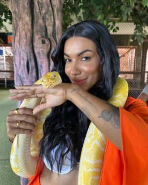 Thauny Raquel Instagram - Não importa quantas vezes eu vá na @psolemar é sempre mágico esse contato com os animais. 🧡 ja criei tanta intimidade que rafael(tucano) sempre me dá presentinho😂

EU AMO DEMAIS ESSE LUGAR! São tantos anos, tantas mudanças, tanta evolução… mas a essência permanece sempre a mesma. Eu sou fã! Obrigada por tudo que vocês me proporcionam 🧡

A última foto é muito especial pra mim 🖤
