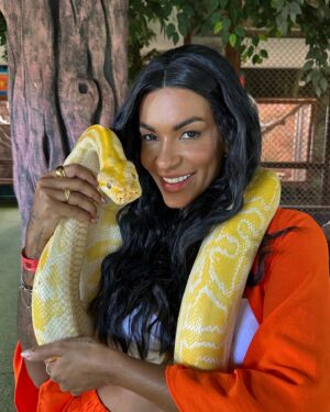 Thauny Raquel Instagram - Não importa quantas vezes eu vá na @psolemar é sempre mágico esse contato com os animais. 🧡 ja criei tanta intimidade que rafael(tucano) sempre me dá presentinho😂

EU AMO DEMAIS ESSE LUGAR! São tantos anos, tantas mudanças, tanta evolução… mas a essência permanece sempre a mesma. Eu sou fã! Obrigada por tudo que vocês me proporcionam 🧡

A última foto é muito especial pra mim 🖤