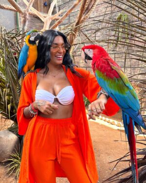 Thauny Raquel Instagram - Não importa quantas vezes eu vá na @psolemar é sempre mágico esse contato com os animais. 🧡 ja criei tanta intimidade que rafael(tucano) sempre me dá presentinho😂

EU AMO DEMAIS ESSE LUGAR! São tantos anos, tantas mudanças, tanta evolução… mas a essência permanece sempre a mesma. Eu sou fã! Obrigada por tudo que vocês me proporcionam 🧡

A última foto é muito especial pra mim 🖤