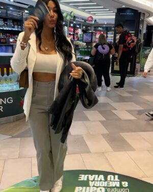 Thauny Raquel Instagram - Let’s bora para mais uma viagem internacional super especial. 

Um super lançamento com sorteio de iPhone 11 128g, 20 pessoas presenteadas com pix 💸 além de vários presentinhos exclusivos para as pessoas do meu grupo vip. Que grupo thuany? O grupo que eu ensino a ganhar dinheiro com provas reais e ainda sorteio tudo isso pra vocês. 🫶🏽 link no destaque: GANHE💰 

Corre pra participar e acompanha essa viagem incrível ✈️
#aerolook #lookdodia #viagem #trip #travelblogger