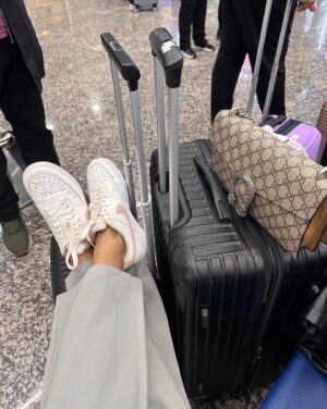 Thauny Raquel Instagram - Let’s bora para mais uma viagem internacional super especial. 

Um super lançamento com sorteio de iPhone 11 128g, 20 pessoas presenteadas com pix 💸 além de vários presentinhos exclusivos para as pessoas do meu grupo vip. Que grupo thuany? O grupo que eu ensino a ganhar dinheiro com provas reais e ainda sorteio tudo isso pra vocês. 🫶🏽 link no destaque: GANHE💰 

Corre pra participar e acompanha essa viagem incrível ✈️
#aerolook #lookdodia #viagem #trip #travelblogger