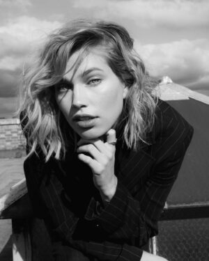 Thea Sofie Loch Næss Instagram - 🖤a gloomy winter morning in london with @jemimashoots 🖤. hair: @jonchapmanhair  makeup:  @michellewebbmakeup