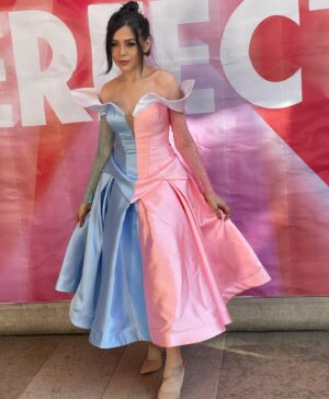 Thiessa Woinbackk Instagram - Quando recebi o convite para vir ao Festival Everybody’s Perfect, o maior festival LGBTQIA  da Suíça, em Genebra, passou um filme na minha cabeça, eu uma menina do interior de Goiás sonhando que um dia eu conseguiria ser uma atriz, podendo viver fazendo o que eu amo, comparecendo nesse evento maravilhoso que promove a diversidade, e poderia até ser apenas assim, mas o fato de ser uma mulher trans tornou tudo mais difícil, quando falamos em cinema e sonhos, logo imaginamos a Disney, que em seus 98 anos nunca teve uma representatividade trans. Os primeiros registros de pessoas trans na história da humanidade chegam a cerca de 4.500 anos atrás, e até hoje a maior empresa cinematográfica do mundo nunca se preocupou em promover essa diversidade, portanto, estou eu aqui com meu LOOK de Princesinha TRANS!!!! Pra dizer para vocês pessoas trans, acreditem em seus sonhos, ocupem seus espaços, a luta não é fácil, eu tive muitos privilégios e acessos que amenizaram meu processo de uma certa forma, mas que eu tenho consciência que não é assim para todes, e eu espero que de alguma forma eu possa inspirar outras pessoas que assim como eu, cresceram sem muitas referências, hoje o cenário muda pouco, bem pouco, mas é um progresso... então não ocultem o que vocês são, seus talentos, e sonhem, sonhem lutando e acreditando em vocês.

obrigada @leonmarttins por topar entrar nessa cmg e construir esse vestido LINDO! te amo ❤️