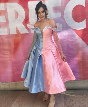 Thiessa Woinbackk Instagram - Quando recebi o convite para vir ao Festival Everybody’s Perfect, o maior festival LGBTQIA  da Suíça, em Genebra, passou um filme na minha cabeça, eu uma menina do interior de Goiás sonhando que um dia eu conseguiria ser uma atriz, podendo viver fazendo o que eu amo, comparecendo nesse evento maravilhoso que promove a diversidade, e poderia até ser apenas assim, mas o fato de ser uma mulher trans tornou tudo mais difícil, quando falamos em cinema e sonhos, logo imaginamos a Disney, que em seus 98 anos nunca teve uma representatividade trans. Os primeiros registros de pessoas trans na história da humanidade chegam a cerca de 4.500 anos atrás, e até hoje a maior empresa cinematográfica do mundo nunca se preocupou em promover essa diversidade, portanto, estou eu aqui com meu LOOK de Princesinha TRANS!!!! Pra dizer para vocês pessoas trans, acreditem em seus sonhos, ocupem seus espaços, a luta não é fácil, eu tive muitos privilégios e acessos que amenizaram meu processo de uma certa forma, mas que eu tenho consciência que não é assim para todes, e eu espero que de alguma forma eu possa inspirar outras pessoas que assim como eu, cresceram sem muitas referências, hoje o cenário muda pouco, bem pouco, mas é um progresso... então não ocultem o que vocês são, seus talentos, e sonhem, sonhem lutando e acreditando em vocês.

obrigada @leonmarttins por topar entrar nessa cmg e construir esse vestido LINDO! te amo ❤️