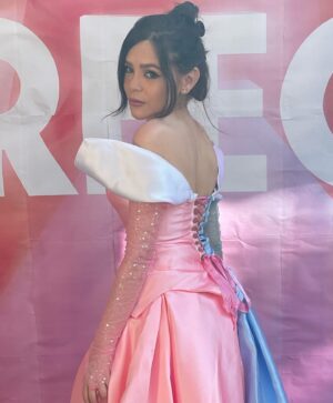 Thiessa Woinbackk Instagram - Quando recebi o convite para vir ao Festival Everybody’s Perfect, o maior festival LGBTQIA  da Suíça, em Genebra, passou um filme na minha cabeça, eu uma menina do interior de Goiás sonhando que um dia eu conseguiria ser uma atriz, podendo viver fazendo o que eu amo, comparecendo nesse evento maravilhoso que promove a diversidade, e poderia até ser apenas assim, mas o fato de ser uma mulher trans tornou tudo mais difícil, quando falamos em cinema e sonhos, logo imaginamos a Disney, que em seus 98 anos nunca teve uma representatividade trans. Os primeiros registros de pessoas trans na história da humanidade chegam a cerca de 4.500 anos atrás, e até hoje a maior empresa cinematográfica do mundo nunca se preocupou em promover essa diversidade, portanto, estou eu aqui com meu LOOK de Princesinha TRANS!!!! Pra dizer para vocês pessoas trans, acreditem em seus sonhos, ocupem seus espaços, a luta não é fácil, eu tive muitos privilégios e acessos que amenizaram meu processo de uma certa forma, mas que eu tenho consciência que não é assim para todes, e eu espero que de alguma forma eu possa inspirar outras pessoas que assim como eu, cresceram sem muitas referências, hoje o cenário muda pouco, bem pouco, mas é um progresso... então não ocultem o que vocês são, seus talentos, e sonhem, sonhem lutando e acreditando em vocês.

obrigada @leonmarttins por topar entrar nessa cmg e construir esse vestido LINDO! te amo ❤️