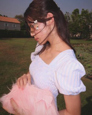 Thitiya Jirapornsilp Instagram - “Stay tuned for the upcoming “Jentle Salon” collection, available on 5.1”🦄🎀✨

@GENTLEMONSTER @JENNIERUBYJANE
#GENTLEMONSTER #JENTLESALON #GENTLEMONSTERXJENNIE