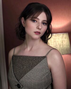 Thomasin McKenzie Instagram - Press day for Eileen 🖤❄️ so grateful to be back promoting a film I’m insanely proud of @neonrated @carlosferraz_ @babskymakeup @thomascarterphillips #eileen