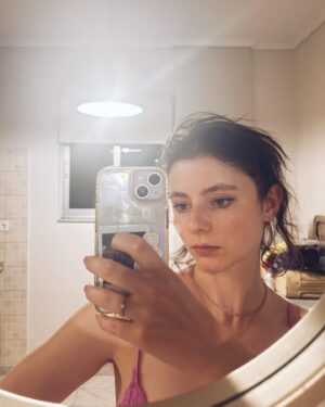 Thomasin McKenzie Instagram - Hiii🕴️