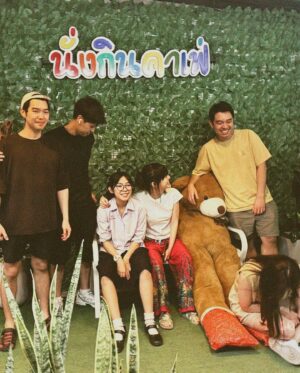 Ticha Wongtipkanon Instagram - สิ่งที่ชอบมากๆเวลาออกไปกับญาติผู้ใหญ่..
ก็คือ…พวกเขาจะขอให้พวกเราถ่ายรูปคู่กับทุกอย่างเลยค่ะ…😂