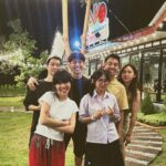 Ticha Wongtipkanon Instagram - สิ่งที่ชอบมากๆเวลาออกไปกับญาติผู้ใหญ่.. ก็คือ…พวกเขาจะขอให้พวกเราถ่ายรูปคู่กับทุกอย่างเลยค่ะ…😂
