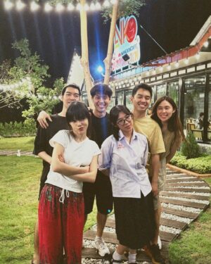 Ticha Wongtipkanon Instagram - สิ่งที่ชอบมากๆเวลาออกไปกับญาติผู้ใหญ่..
ก็คือ…พวกเขาจะขอให้พวกเราถ่ายรูปคู่กับทุกอย่างเลยค่ะ…😂