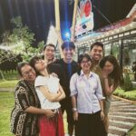 Ticha Wongtipkanon Instagram - สิ่งที่ชอบมากๆเวลาออกไปกับญาติผู้ใหญ่.. ก็คือ…พวกเขาจะขอให้พวกเราถ่ายรูปคู่กับทุกอย่างเลยค่ะ…😂