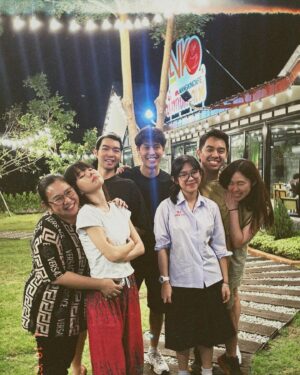 Ticha Wongtipkanon Instagram - สิ่งที่ชอบมากๆเวลาออกไปกับญาติผู้ใหญ่..
ก็คือ…พวกเขาจะขอให้พวกเราถ่ายรูปคู่กับทุกอย่างเลยค่ะ…😂