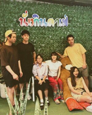 Ticha Wongtipkanon Instagram - สิ่งที่ชอบมากๆเวลาออกไปกับญาติผู้ใหญ่..
ก็คือ…พวกเขาจะขอให้พวกเราถ่ายรูปคู่กับทุกอย่างเลยค่ะ…😂