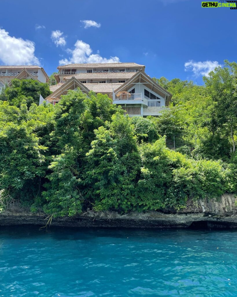 Tiffany Alvord Instagram - 💙 Oh say can you sea my favorite color’s blue ☺️ // What’s your fav color? // Also how beautiful is this island!!! 🥹 Ooof take me back!!! 🙈 💭 I’m currently day dreaming of healthier days.. I still got no voice 😥 haha but I’m learning a lot in my silence. 🙏 Have a great Thursday!