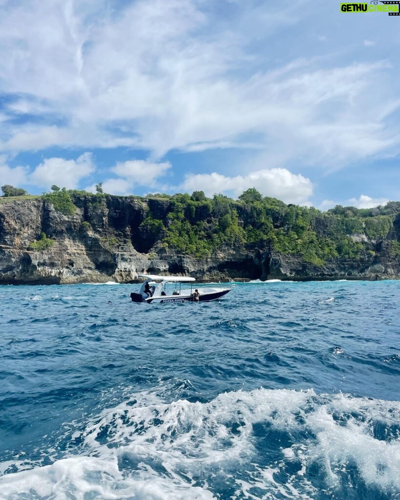 Tiffany Alvord Instagram - 💙 Oh say can you sea my favorite color’s blue ☺️ // What’s your fav color? // Also how beautiful is this island!!! 🥹 Ooof take me back!!! 🙈 💭 I’m currently day dreaming of healthier days.. I still got no voice 😥 haha but I’m learning a lot in my silence. 🙏 Have a great Thursday!