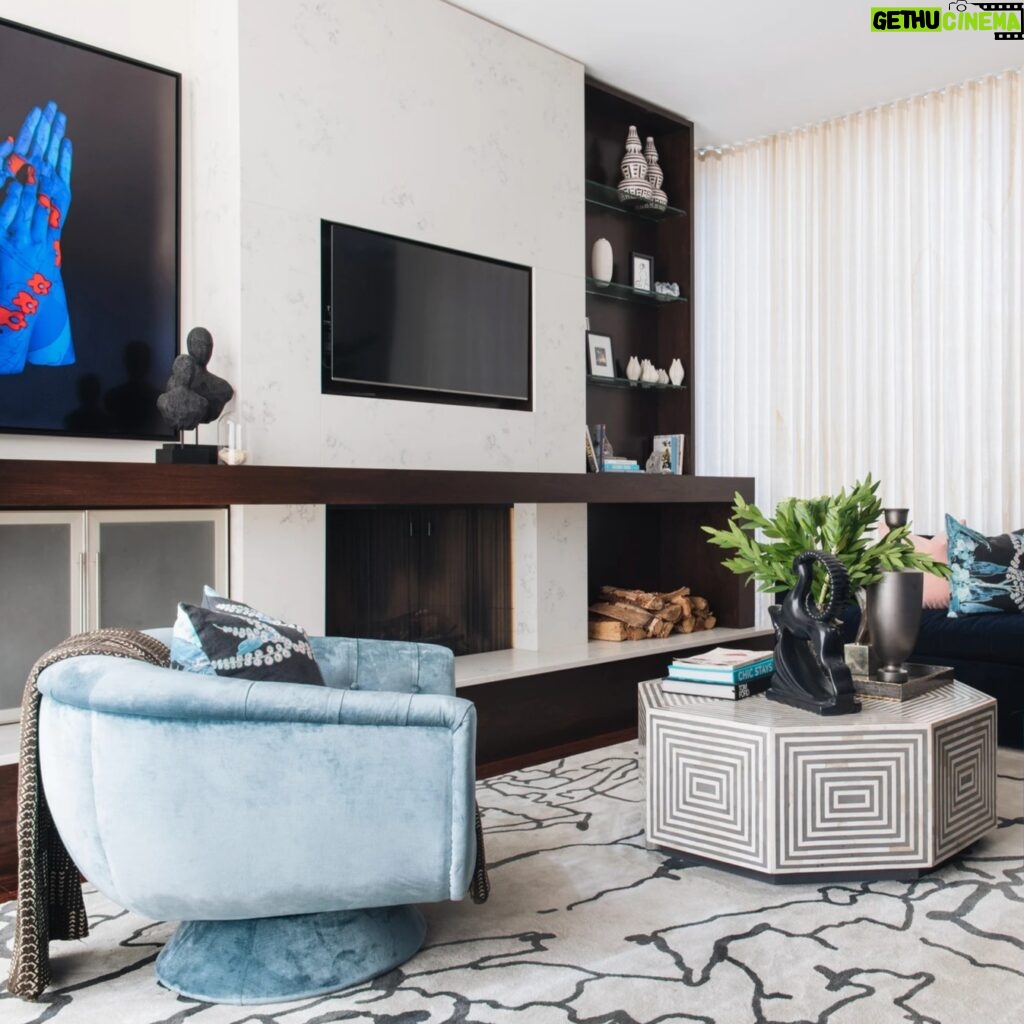 Tiffany Brooks Instagram - One of my #favoriteclients & one of my #favoritespaces 💙🖤 . . . #throwback #blackandblueinterior #interiordesigninspo #chicagointeriordesign #livingroom #chicago #westloop