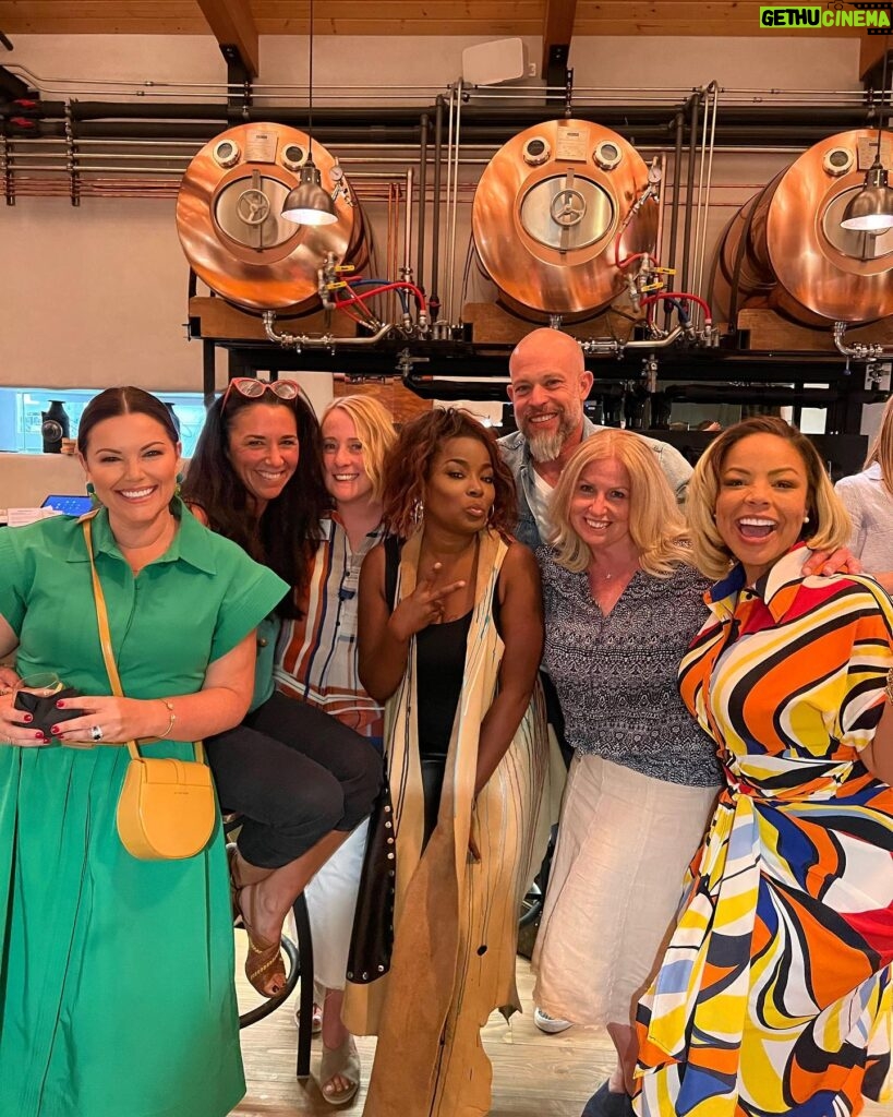 Tiffany Brooks Instagram - WE HAD THEE BEST TIME!!! 🥂🥂🥂#HGTVSmart Home 2023