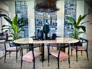 Tiffany Brooks Instagram - #wishiwasthere a peek at one of my favorite #diningroom r
We installed this year. #miamiinteriordesign #chicagointeriordesign ⁣
.⁣
.⁣
.⁣
.⁣
.⁣
#chicagointeriordesign #chicagointeriordesigner #chicagointeriors #hgtvstar #decor #decoration #designdetails #elledecor #homedesign #homeinspiration #houstoninteriordesign #interior #interiordecor #interiordecorating #interiordesign #interiordesigners #interiordesignideas #interiordesigninspiration #interiordesigninspo #interiordesigns #interiordesigntrends #interiors #interiorstyling #livingroom #smmakelifebeautiful #wallpaper #contemporary