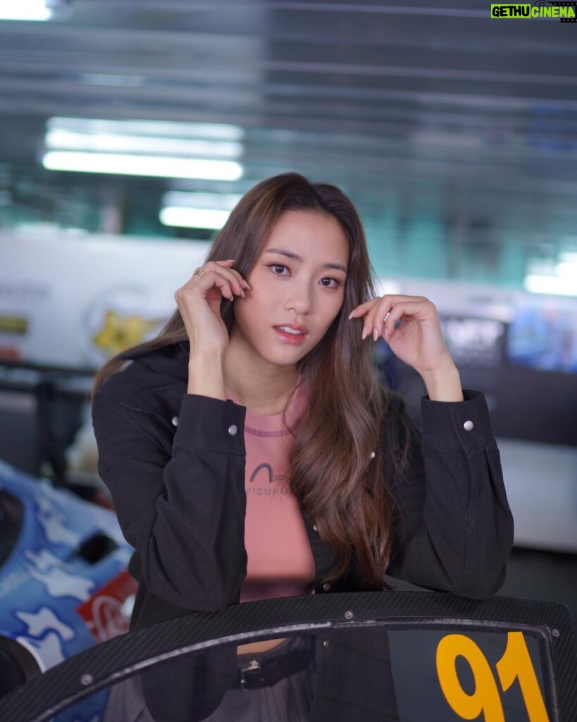 Tiffany Lau Instagram - my first time being in the garage at the Macau Grand Prix with @evisuracing !!! 😍 being so up close to the action and seeing the drivers and pit crew prepping for the race was so exciting!!! loved the atmosphere here today 🥳🏎️🏁 @evisu1991 #EVISUracing #EVISUMacauGP #EVISUKURO #第70屆澳門格蘭披治大賽車