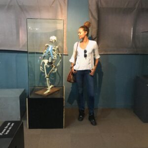 Tiga Instagram - Suis passée faire un coucou à une lointaine cousine… 
• I stopped by to say hello to a cousin 🇪🇹😊

#ethiopia🇪🇹 #museum #becuriousbewell #lucia #world #famous #ancestor