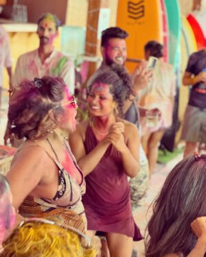 Tiga Instagram - Une pensée colorée depuis l’Inde. Souvenir du Holi festival (la fête des couleurs) 🌈
Mon séjour se déroule merveilleusement bien. Quel beau voyage. Je visite. Je découvre. J’apprends.
Je vous partagerai mes coups de cœur dans des Échappées Belles, j’espère. En attendant, je savoure chaque instant et je t’embrasse chaleureusement. 
Om shanti shanti shanti 🫶✨🧘‍♀️